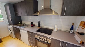 Frigorífico, microondas, horno y lavavajillas