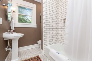 Combined shower/tub, hair dryer, towels - Historic home in Grace Park (Winston-Salem)
