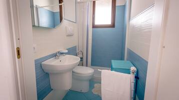 Douche, sĂšche-cheveux, bidet, serviettes fournies