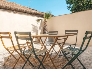 Outdoor dining - Les Rives du Parc (Lédenon)