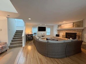 TV, fireplace, video games, offices - Teal Time - 5 BR / Private pool / sleeps 13 (Ocean City)