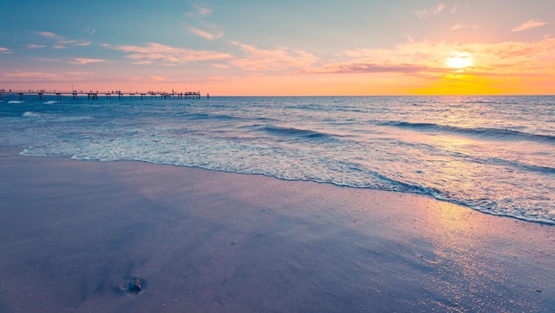 A beach with a pier extending into the water. - Noir Cottage | Glenelg North | 3BR | Netflix| BBQ (Glenelg North)