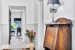 Interior - Noir Cottage | Glenelg North | 3BR | Netflix| BBQ (Glenelg North)