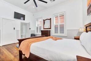 3 bedrooms, iron/ironing board, WiFi, bed sheets