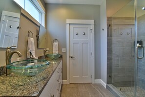 Combined shower/tub, eco-friendly toiletries, hair dryer, towels