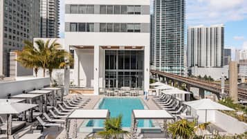 Ulkouima-allas, ilmaisia cabañoita, aurinkotuoleja