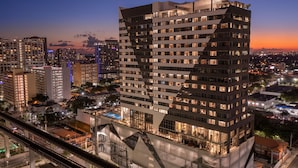 A high-rise hotel with multiple floors, a rooftop terrace, and a swimming pool. - Element by Marriott Miami Brickell (Miami)