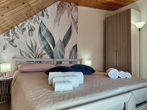 3 bedrooms, desk, iron/ironing board, free WiFi