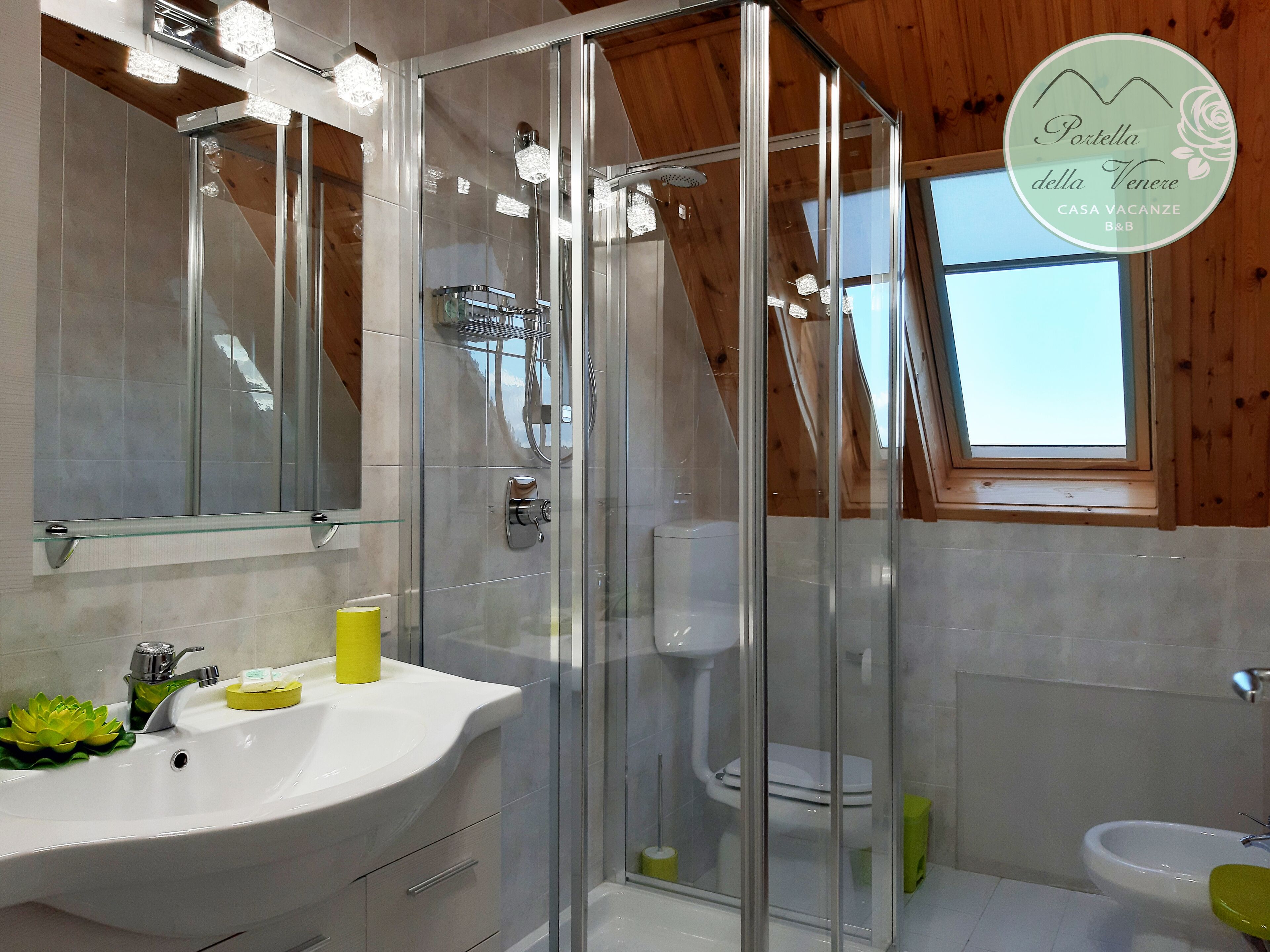 Bañera, secador de pelo, bidet, toallas