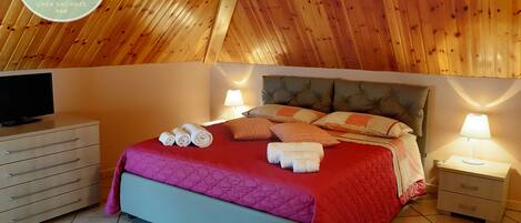 3 bedrooms, desk, iron/ironing board, free WiFi