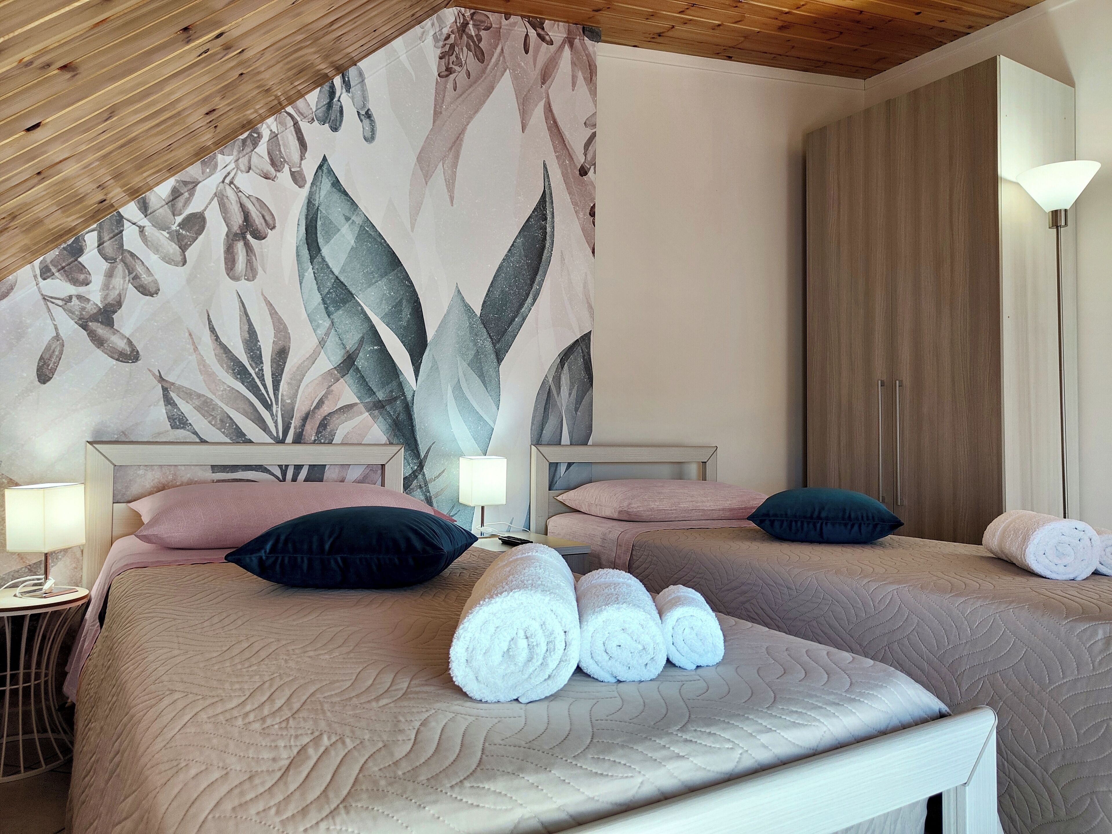 3 habitaciones, escritorio, tabla de planchar con plancha y wifi gratis 