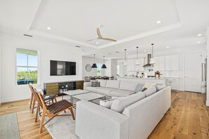 Televisión, futbolito y oficina 