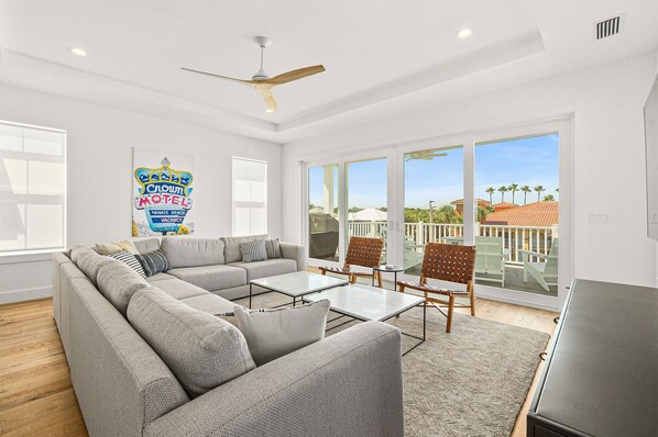 Televisión, futbolito y oficina 