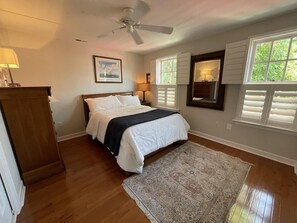 2 bedrooms, iron/ironing board, free WiFi, bed sheets - All-stop.  Rental Midships. (Annapolis)