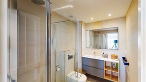 Dusche, Haartrockner, Handtücher