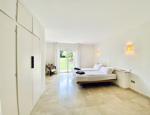 4 slaapkamers, een strijkplank/strijkijzer, gratis wifi, beddengoed