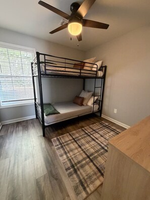 4 habitaciones, tabla de planchar con plancha, cuna de viaje y wifi 