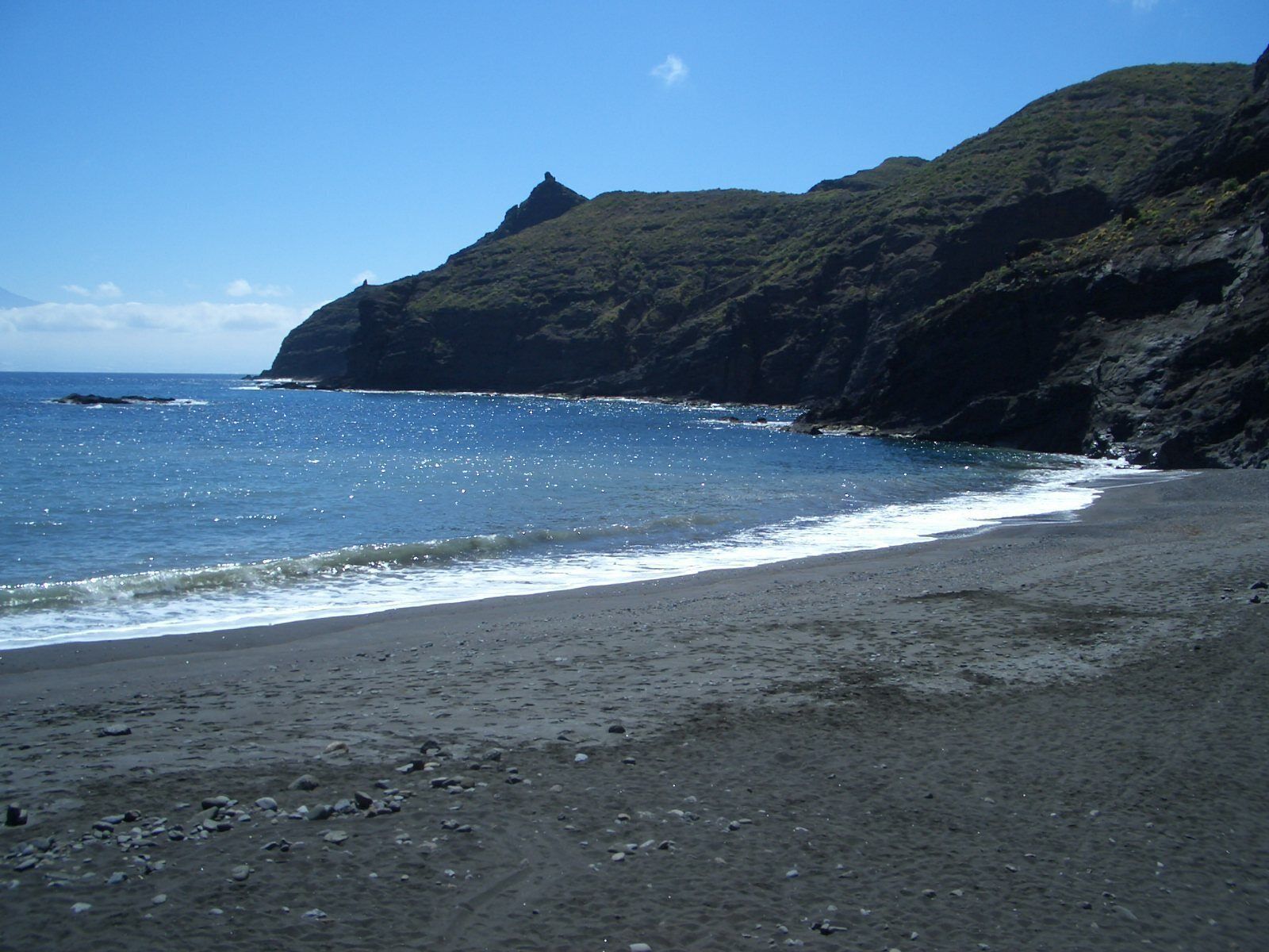 Ubicación cercana a la playa y tumbonas