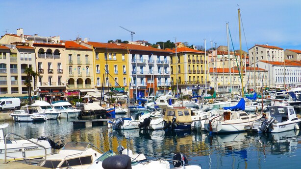 A marina with various boats docked, surrounded by colorful buildings. - Pleasant apartment 2 steps from downtown  (Port-Vendres)
