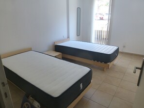 3 camere, una scrivania, ferro/asse da stiro, culla da viaggio