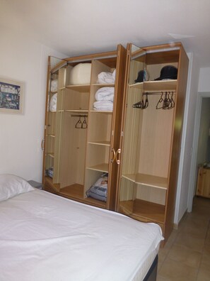 4 chambres, bureau, fer et planche à repasser, lit parapluie