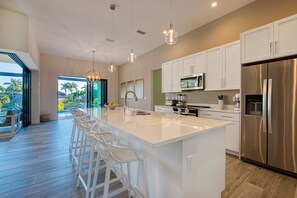 Køleskab, mikrobølgeovn, ovn, kogeplade