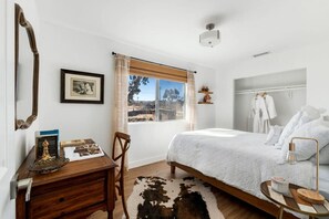 3 bedrooms, desk, iron/ironing board, travel cot