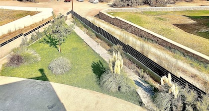 Estia - Luxury ground floor apartment on the beach