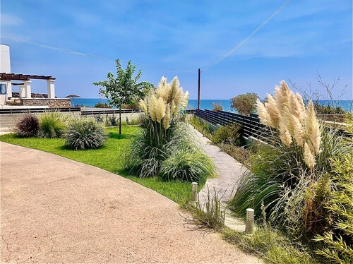 Estia - Luxury ground floor apartment on the beach