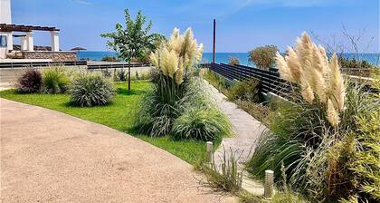 Estia - Luxury ground floor apartment on the beach