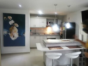 Kjøleskap, mikrobølgeovn, ovn og kokeplater