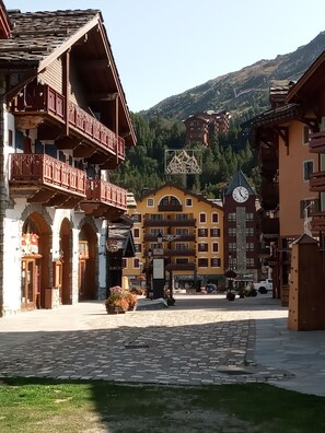 Exterior - Stylish ski-in ski-out 3 bed apartment, sleeps 6 in Arc 1950 (Bourg-Saint-Maurice)