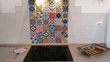 Frigorifero, forno, macchina per tè/caffè, pentole/stoviglie/utensili