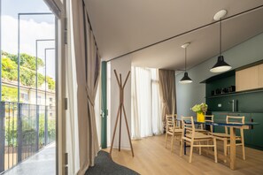 Appartamento Comfort, 2 camere da letto, terrazzo | Area soggiorno | TV a schermo piatto