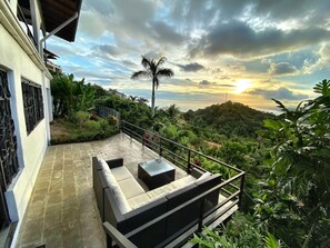 Terrace/patio - Villa Macaw Luxury 5 Bdrm, Pool, Ocean, Surf & Sunset Views (Manuel Antonio)