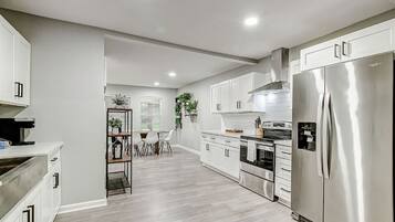 Een koelkast, een magnetron, een oven, een kookplaat