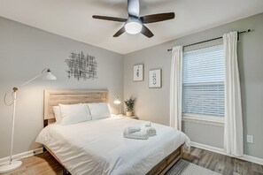 3 bedrooms, desk, iron/ironing board, free WiFi
