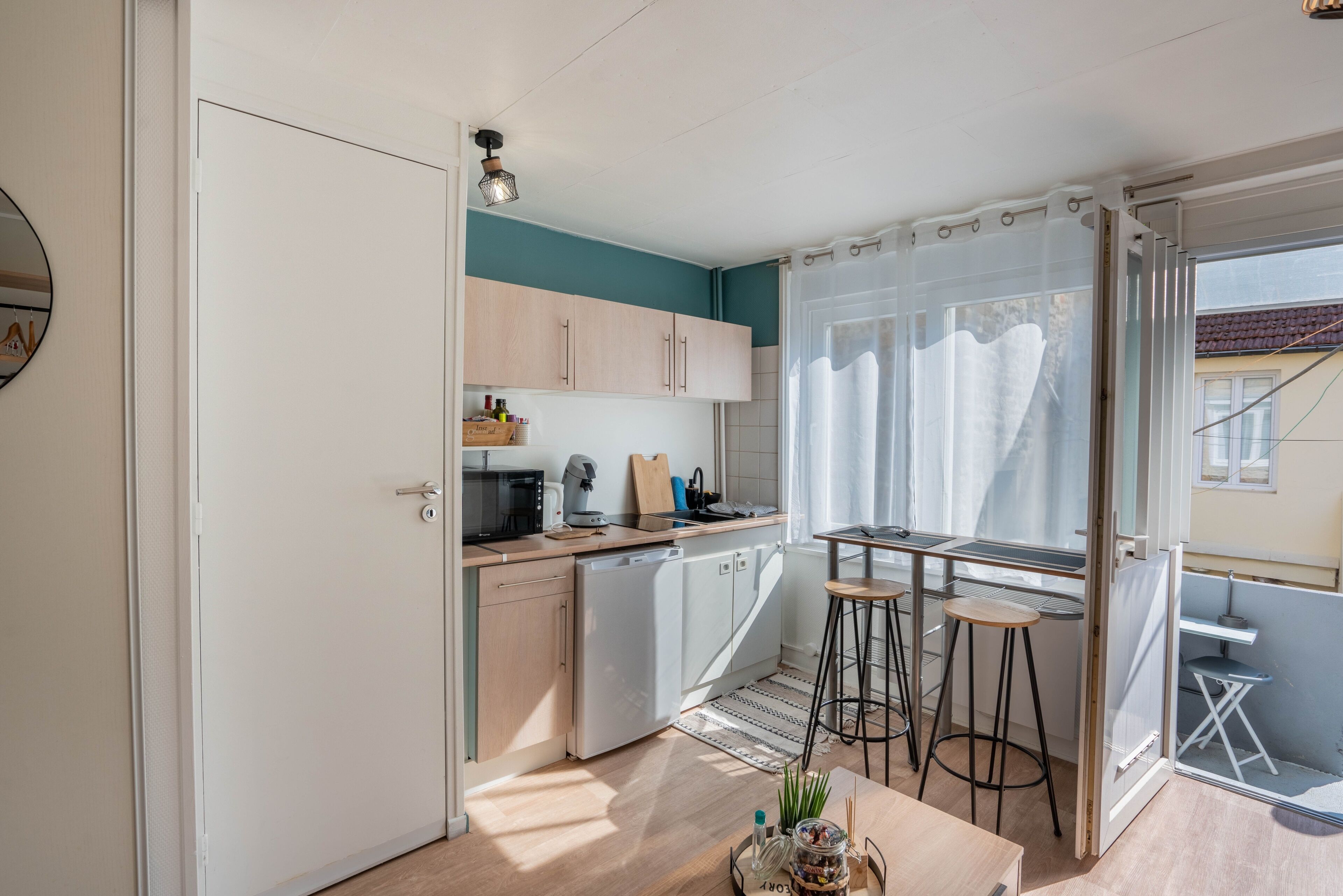 Kühlschrank, Mikrowelle, Ofen, Wasserkocher mit Kaffee-/Teezubehör