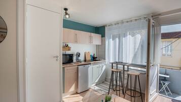 Kühlschrank, Mikrowelle, Ofen, Wasserkocher mit Kaffee-/Teezubehör