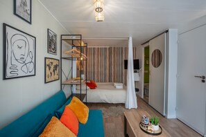 Iron/ironing board, free WiFi, bed sheets
