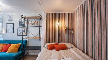 Een strijkplank/strijkijzer, gratis wifi, beddengoed