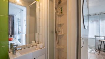 Een haardroger, handdoeken, zeep, shampoo