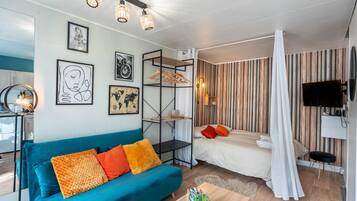 Iron/ironing board, free WiFi, bed sheets