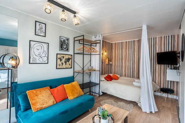 Iron/ironing board, free WiFi, bed sheets