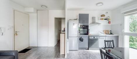 Réfrigérateur, micro-ondes, four, lave-vaisselle