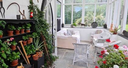 A Spacious Family and Pet Friendly House with Large Garden and Free Parking