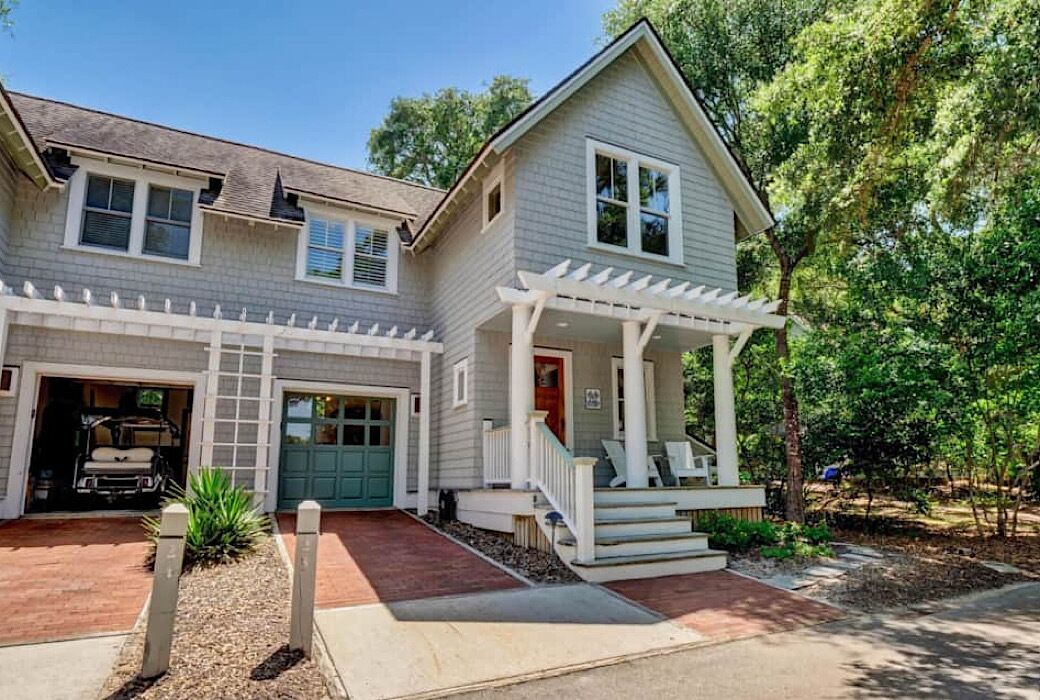 Charming 2 Bedroom with near desirable East Beach! Both BHI and Shoals club
