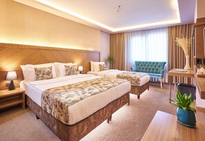 ميني بار وخزنة داخل الغرفة وستائر تعتيم وتجهيزات عازلة للصوت