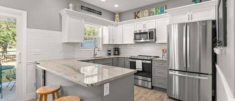 Refrigerador, microondas, horno y parrilla de estufa