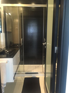 Shower, hair dryer, towels, toilet paper - Apartment in closed condominium with swimming pool - Azurara (Vila do Conde)